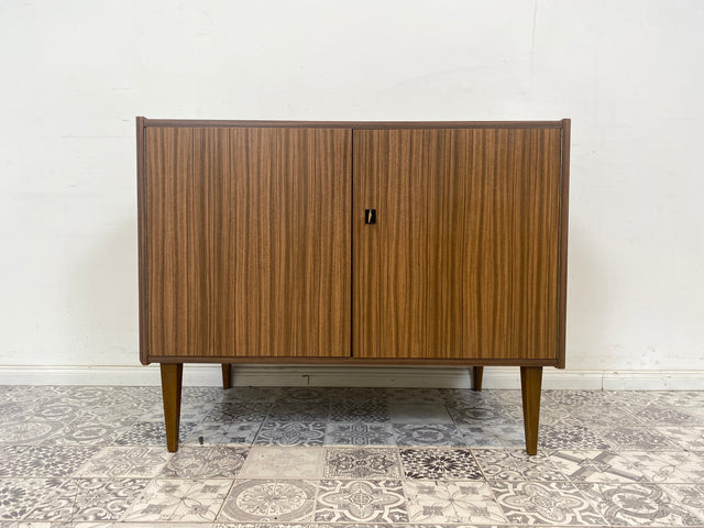 WMK Hübsche, geräumige und sehr gut erhaltene 70er Jahre Komode mit konischen Füßen und Ablage # Sideboard Schrank Fernsehenkommode TV-Kommode Wäschekommode Retro Vintage DDR VEB # Lieferung möglich