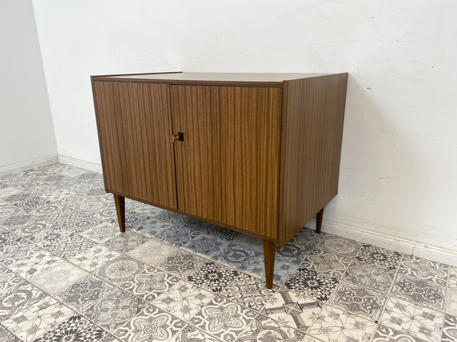 WMK Hübsche, geräumige und sehr gut erhaltene 70er Jahre Komode mit konischen Füßen und Ablage # Sideboard Schrank Fernsehenkommode TV-Kommode Wäschekommode Retro Vintage DDR VEB # Lieferung möglich