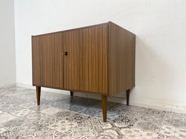 WMK Hübsche, geräumige und sehr gut erhaltene 70er Jahre Komode mit konischen Füßen und Ablage # Sideboard Schrank Fernsehenkommode TV-Kommode Wäschekommode Retro Vintage DDR VEB # Lieferung möglich