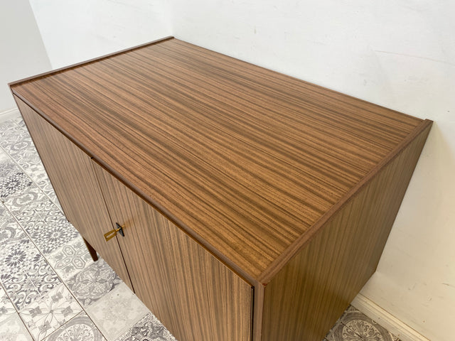 WMK Hübsche, geräumige und sehr gut erhaltene 70er Jahre Komode mit konischen Füßen und Ablage # Sideboard Schrank Fernsehenkommode TV-Kommode Wäschekommode Retro Vintage DDR VEB # Lieferung möglich