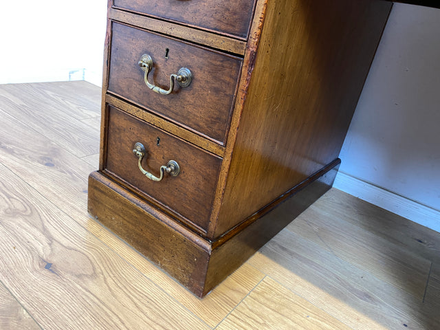 WMK Sehr schöner und geräumiger antiker Schreibtisch im englischem Stil aus vollem Holz mit edlen Messinggriffen & lederbezogener Schreibfläche # Desk Bürotisch Arbeitstisch Vintage Colonial Regency