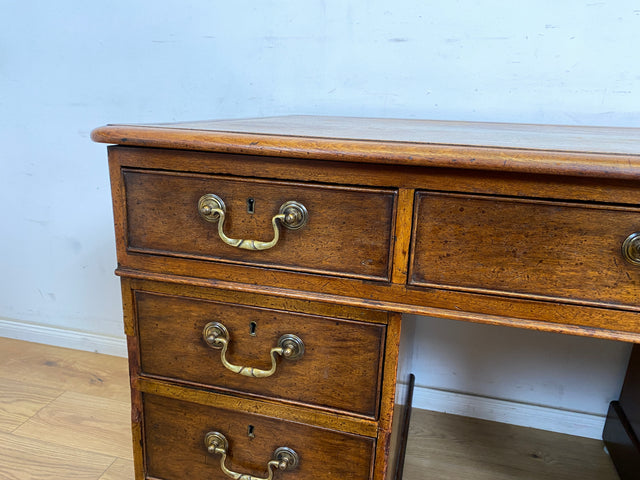 WMK Sehr schöner und geräumiger antiker Schreibtisch im englischem Stil aus vollem Holz mit edlen Messinggriffen & lederbezogener Schreibfläche # Desk Bürotisch Arbeitstisch Vintage Colonial Regency