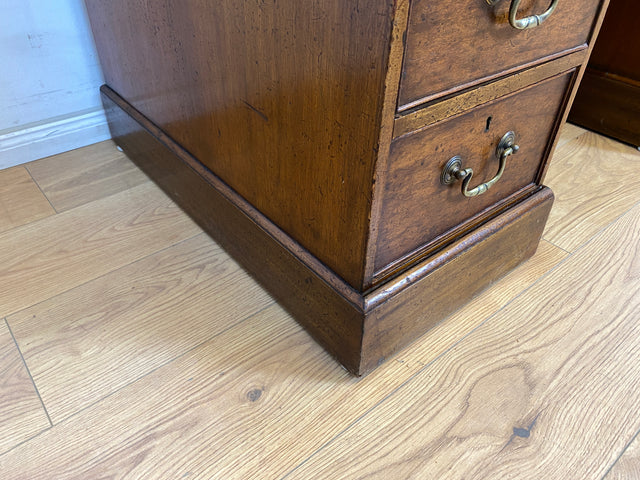 WMK Sehr schöner und geräumiger antiker Schreibtisch im englischem Stil aus vollem Holz mit edlen Messinggriffen & lederbezogener Schreibfläche # Desk Bürotisch Arbeitstisch Vintage Colonial Regency