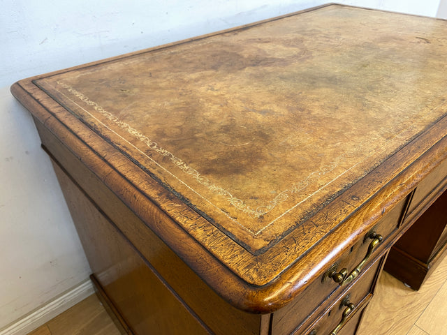 WMK Sehr schöner und geräumiger antiker Schreibtisch im englischem Stil aus vollem Holz mit edlen Messinggriffen & lederbezogener Schreibfläche # Desk Bürotisch Arbeitstisch Vintage Colonial Regency