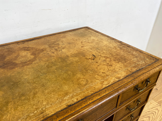 WMK Sehr schöner und geräumiger antiker Schreibtisch im englischem Stil aus vollem Holz mit edlen Messinggriffen & lederbezogener Schreibfläche # Desk Bürotisch Arbeitstisch Vintage Colonial Regency