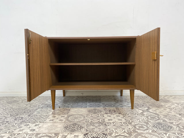 WMK Hübsche, geräumige und sehr gut erhaltene 70er Jahre Komode mit konischen Füßen und Ablage # Sideboard Schrank Fernsehenkommode TV-Kommode Wäschekommode Retro Vintage DDR VEB # Lieferung möglich