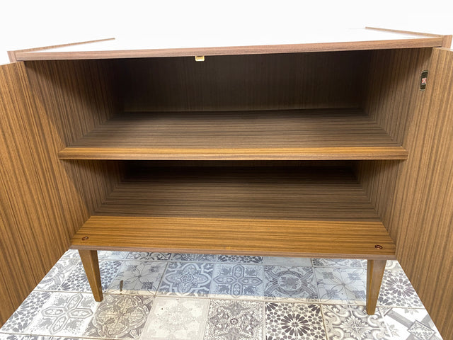 WMK Hübsche, geräumige und sehr gut erhaltene 70er Jahre Komode mit konischen Füßen und Ablage # Sideboard Schrank Fernsehenkommode TV-Kommode Wäschekommode Retro Vintage DDR VEB # Lieferung möglich