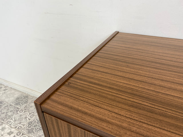 WMK Hübsche, geräumige und sehr gut erhaltene 70er Jahre Komode mit konischen Füßen und Ablage # Sideboard Schrank Fernsehenkommode TV-Kommode Wäschekommode Retro Vintage DDR VEB # Lieferung möglich