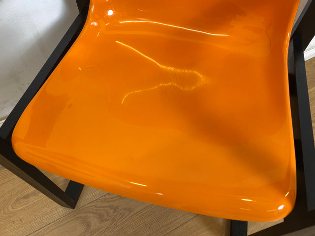 WMK 1/3 Kultiger & sehr gut erhaltener 70er Jahre Designerstuhl von Mann Möbel mit Kunststoffschale in knalligem orange & Holzgestell # Stuhl Sessel Designersessel Chair Design Retro Space Age Vintage