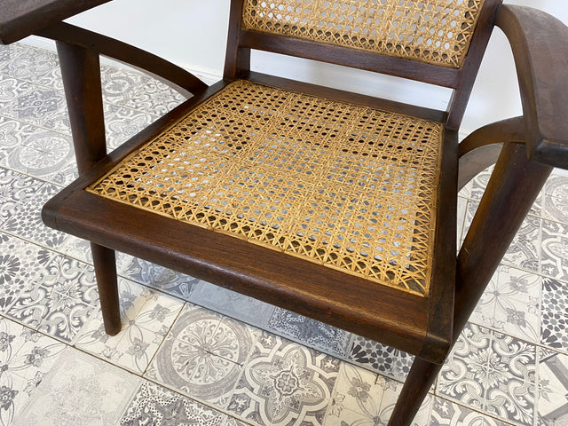 WMK Set aus 2 besonders schönen & raren Burmesischen Mid-Century Teak & Rohrgeflecht Sessel mit passendem Couchtisch # Easychair Relaxchair Lesesessel Stühle Rattansessel Designer Gartenmöbel Vintage