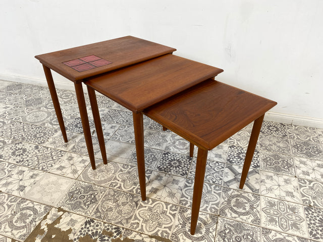 WMK Stilvoller und gut erhaltener skandinavischer 3-in-1 Satztisch aus Teakholz mit kunstvollen Fliesen # Beistelltisch Wohnzimmertisch Couchtisch Coffee table Vintage Danish Design Mid-Century Teak