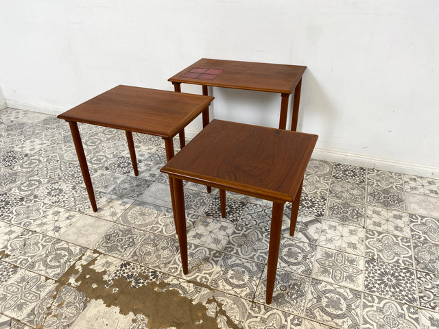 WMK Stilvoller und gut erhaltener skandinavischer 3-in-1 Satztisch aus Teakholz mit kunstvollen Fliesen # Beistelltisch Wohnzimmertisch Couchtisch Coffee table Vintage Danish Design Mid-Century Teak