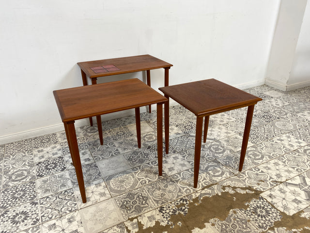 WMK Stilvoller und gut erhaltener skandinavischer 3-in-1 Satztisch aus Teakholz mit kunstvollen Fliesen # Beistelltisch Wohnzimmertisch Couchtisch Coffee table Vintage Danish Design Mid-Century Teak