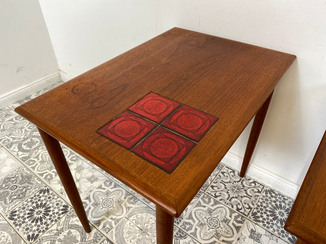 WMK Stilvoller und gut erhaltener skandinavischer 3-in-1 Satztisch aus Teakholz mit kunstvollen Fliesen # Beistelltisch Wohnzimmertisch Couchtisch Coffee table Vintage Danish Design Mid-Century Teak