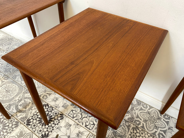 WMK Stilvoller und gut erhaltener skandinavischer 3-in-1 Satztisch aus Teakholz mit kunstvollen Fliesen # Beistelltisch Wohnzimmertisch Couchtisch Coffee table Vintage Danish Design Mid-Century Teak