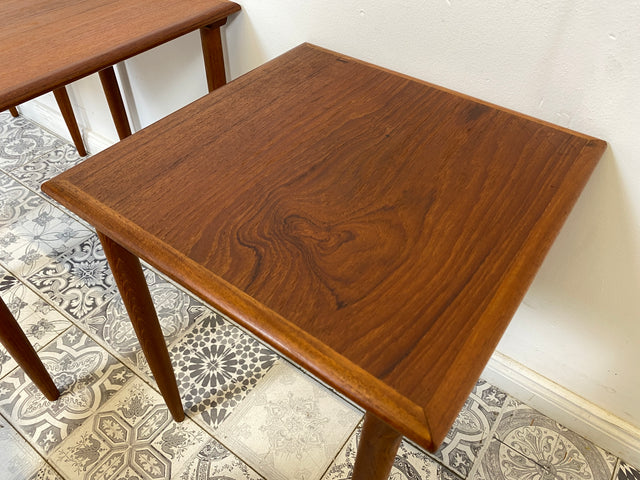 WMK Stilvoller und gut erhaltener skandinavischer 3-in-1 Satztisch aus Teakholz mit kunstvollen Fliesen # Beistelltisch Wohnzimmertisch Couchtisch Coffee table Vintage Danish Design Mid-Century Teak