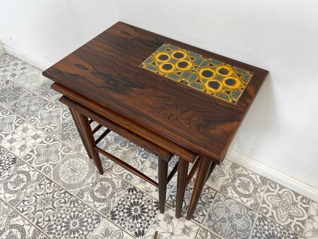 WMK Stilvoller und sehr gut erhaltener skandinavischer 3-in-1 Satztisch aus edlem Palisander mit kunstvollen Fliesen # Beistelltisch Couchtisch Coffee table Vintage Danish Design Mid-Century Rosewood