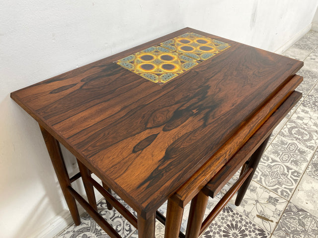 WMK Stilvoller und sehr gut erhaltener skandinavischer 3-in-1 Satztisch aus edlem Palisander mit kunstvollen Fliesen # Beistelltisch Couchtisch Coffee table Vintage Danish Design Mid-Century Rosewood