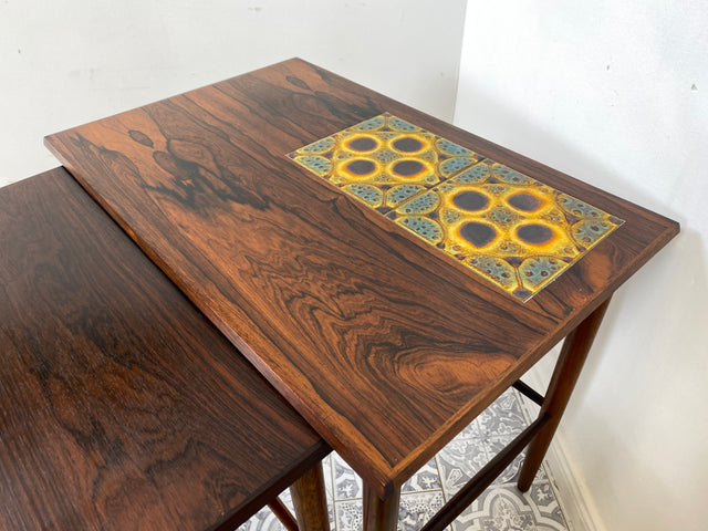 WMK Stylish and very well preserved Scandinavian 3-in-1 nesting table made of fine rosewood with artistic tiles # Side table Coffee table Vintage Danish Design Mid-Century Rosewood