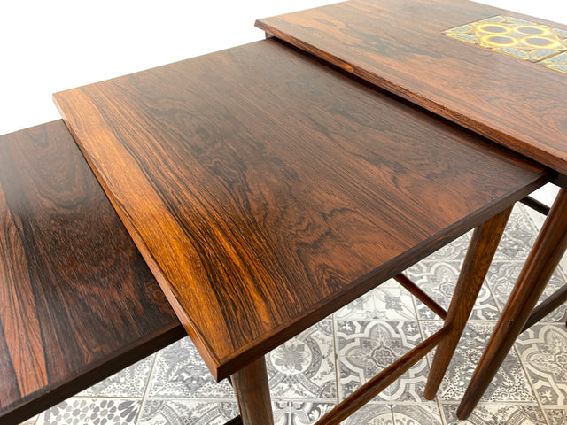 WMK Stylish and very well preserved Scandinavian 3-in-1 nesting table made of fine rosewood with artistic tiles # Side table Coffee table Vintage Danish Design Mid-Century Rosewood