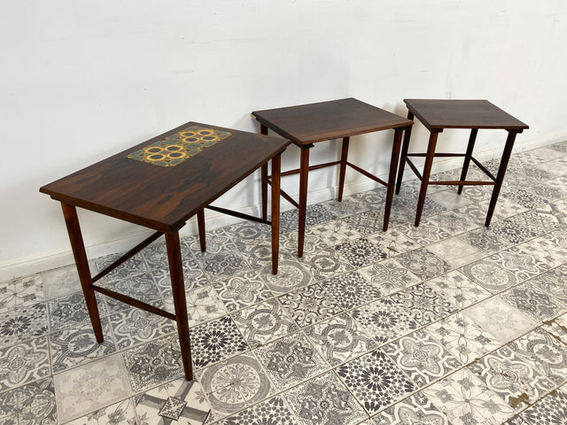 WMK Stilvoller und sehr gut erhaltener skandinavischer 3-in-1 Satztisch aus edlem Palisander mit kunstvollen Fliesen # Beistelltisch Couchtisch Coffee table Vintage Danish Design Mid-Century Rosewood