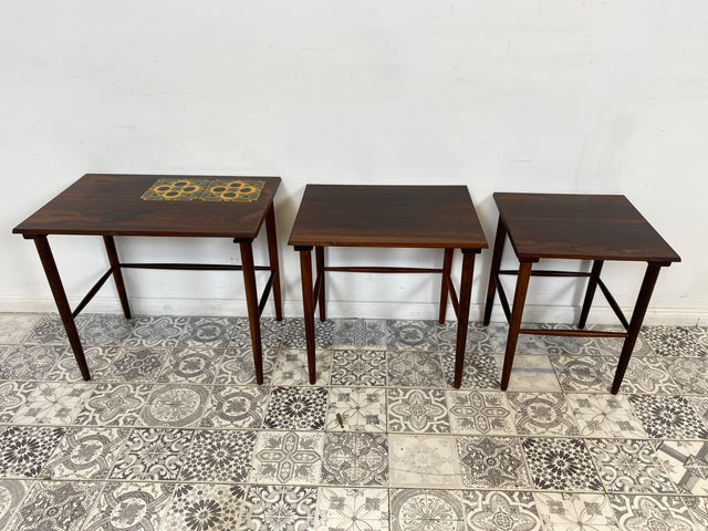 WMK Stilvoller und sehr gut erhaltener skandinavischer 3-in-1 Satztisch aus edlem Palisander mit kunstvollen Fliesen # Beistelltisch Couchtisch Coffee table Vintage Danish Design Mid-Century Rosewood