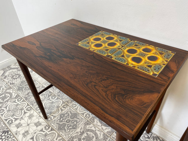 WMK Stilvoller und sehr gut erhaltener skandinavischer 3-in-1 Satztisch aus edlem Palisander mit kunstvollen Fliesen # Beistelltisch Couchtisch Coffee table Vintage Danish Design Mid-Century Rosewood