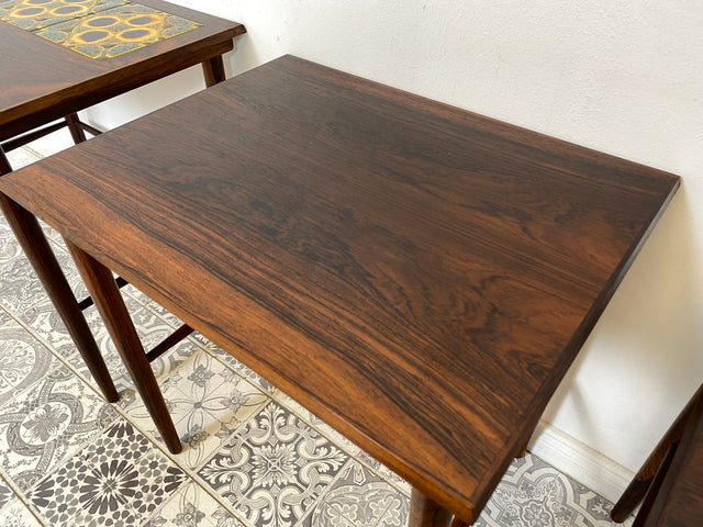 WMK Stylish and very well preserved Scandinavian 3-in-1 nesting table made of fine rosewood with artistic tiles # Side table Coffee table Vintage Danish Design Mid-Century Rosewood