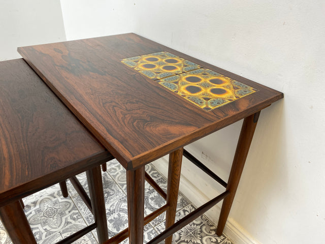 WMK Stylish and very well preserved Scandinavian 3-in-1 nesting table made of fine rosewood with artistic tiles # Side table Coffee table Vintage Danish Design Mid-Century Rosewood