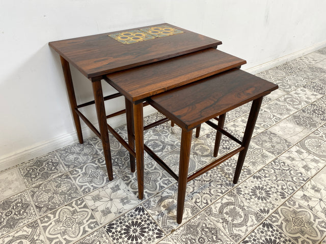 WMK Stilvoller und sehr gut erhaltener skandinavischer 3-in-1 Satztisch aus edlem Palisander mit kunstvollen Fliesen # Beistelltisch Couchtisch Coffee table Vintage Danish Design Mid-Century Rosewood