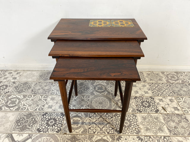 WMK Stylish and very well preserved Scandinavian 3-in-1 nesting table made of fine rosewood with artistic tiles # Side table Coffee table Vintage Danish Design Mid-Century Rosewood