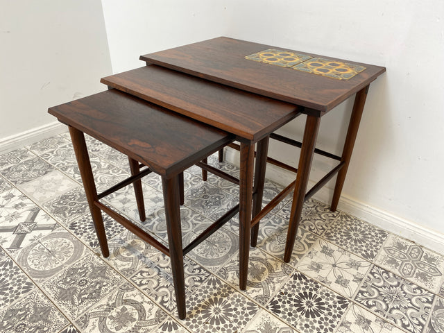 WMK Stilvoller und sehr gut erhaltener skandinavischer 3-in-1 Satztisch aus edlem Palisander mit kunstvollen Fliesen # Beistelltisch Couchtisch Coffee table Vintage Danish Design Mid-Century Rosewood