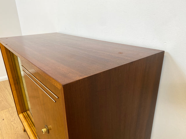 WMK # Stilvolle und hochwertige 50er Jahre Barkommode aus vollem Holz mit Schiebetüren und hübsch bespanntem Barfach # Barschrank Hausbar Mini-bar Vitrine Kommode Sideboard Mid-Century Vintage 60er