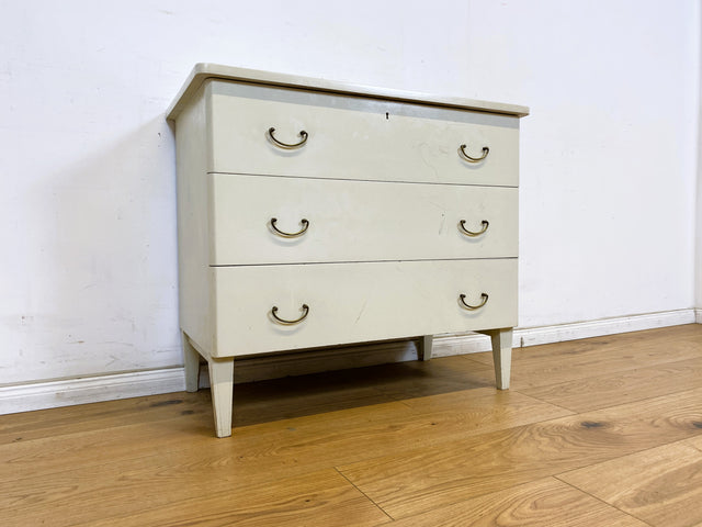 WMK Sehr hübsche und gut erhaltener skandinavische Kommode in weiß aus vollem Holz mit Schubladen und schönen Messinggriffen # Schubladenkommode Wäschekommode Sideboard Mid-Century Vintage 50er 60er