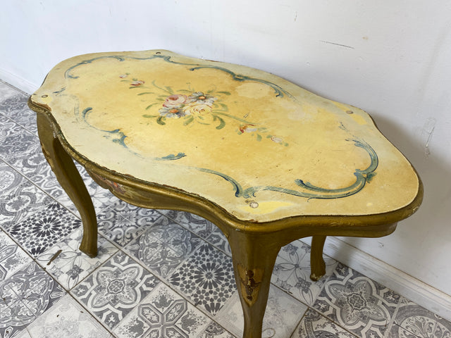 WMK Sehr schöner und stabiler jedoch ziemlich abgenutzter goldfarbener Vintage Couchtisch mit Holzverzierungen und handbemalt mit hübschen floralen Motiven # Wohnzimmertisch Coffee table Salontisch