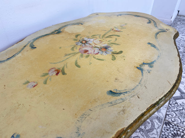 WMK Sehr schöner und stabiler jedoch ziemlich abgenutzter goldfarbener Vintage Couchtisch mit Holzverzierungen und handbemalt mit hübschen floralen Motiven # Wohnzimmertisch Coffee table Salontisch