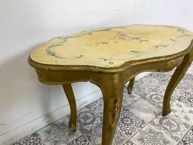 WMK Sehr schöner und stabiler jedoch ziemlich abgenutzter goldfarbener Vintage Couchtisch mit Holzverzierungen und handbemalt mit hübschen floralen Motiven # Wohnzimmertisch Coffee table Salontisch