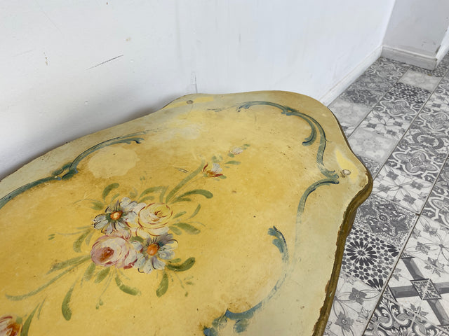 WMK Sehr schöner und stabiler jedoch ziemlich abgenutzter goldfarbener Vintage Couchtisch mit Holzverzierungen und handbemalt mit hübschen floralen Motiven # Wohnzimmertisch Coffee table Salontisch