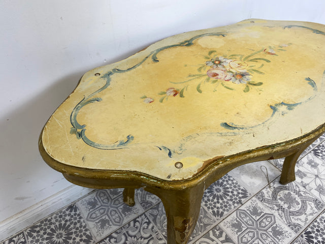 WMK Sehr schöner und stabiler jedoch ziemlich abgenutzter goldfarbener Vintage Couchtisch mit Holzverzierungen und handbemalt mit hübschen floralen Motiven # Wohnzimmertisch Coffee table Salontisch