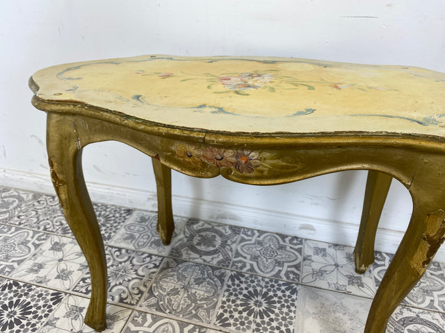 WMK Sehr schöner und stabiler jedoch ziemlich abgenutzter goldfarbener Vintage Couchtisch mit Holzverzierungen und handbemalt mit hübschen floralen Motiven # Wohnzimmertisch Coffee table Salontisch