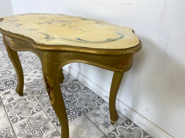 WMK Sehr schöner und stabiler jedoch ziemlich abgenutzter goldfarbener Vintage Couchtisch mit Holzverzierungen und handbemalt mit hübschen floralen Motiven # Wohnzimmertisch Coffee table Salontisch