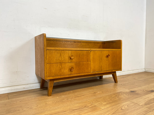 WMK Stilvolles und sehr gut erhaltenes Mid-Century Lowboard aus vollem Holz mit Schubladen, Glasauflage und schönen Holzgriffen # Sideboard Kommode TV-Lowboard Fernsehkommode Flurkommode Vintage 60er