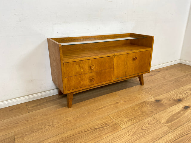 WMK Stilvolles und sehr gut erhaltenes Mid-Century Lowboard aus vollem Holz mit Schubladen, Glasauflage und schönen Holzgriffen # Sideboard Kommode TV-Lowboard Fernsehkommode Flurkommode Vintage 60er