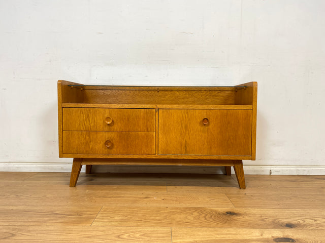 WMK Stilvolles und sehr gut erhaltenes Mid-Century Lowboard aus vollem Holz mit Schubladen, Glasauflage und schönen Holzgriffen # Sideboard Kommode TV-Lowboard Fernsehkommode Flurkommode Vintage 60er