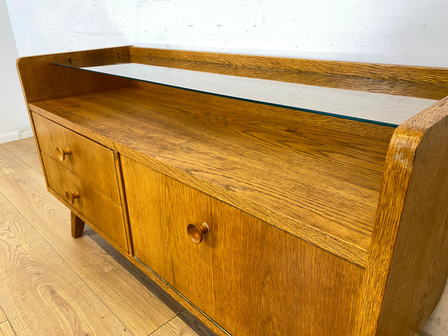 WMK Stilvolles und sehr gut erhaltenes Mid-Century Lowboard aus vollem Holz mit Schubladen, Glasauflage und schönen Holzgriffen # Sideboard Kommode TV-Lowboard Fernsehkommode Flurkommode Vintage 60er