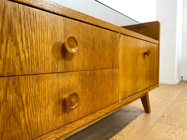 WMK Stilvolles und sehr gut erhaltenes Mid-Century Lowboard aus vollem Holz mit Schubladen, Glasauflage und schönen Holzgriffen # Sideboard Kommode TV-Lowboard Fernsehkommode Flurkommode Vintage 60er