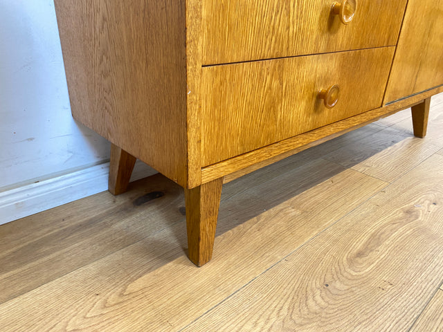 WMK Stilvolles und sehr gut erhaltenes Mid-Century Lowboard aus vollem Holz mit Schubladen, Glasauflage und schönen Holzgriffen # Sideboard Kommode TV-Lowboard Fernsehkommode Flurkommode Vintage 60er