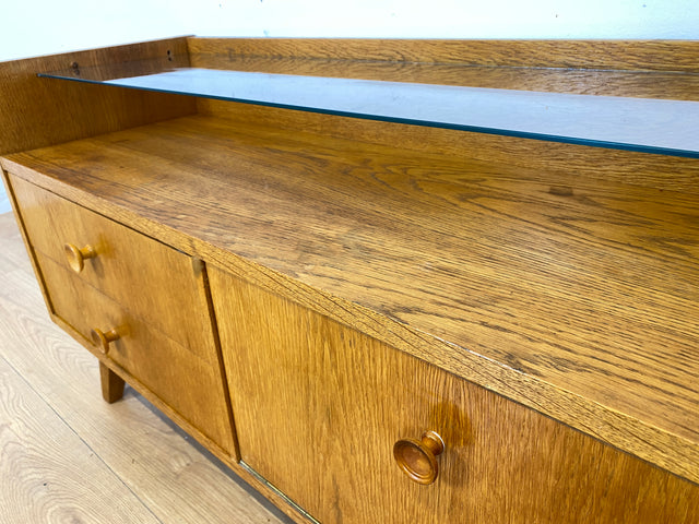 WMK Stilvolles und sehr gut erhaltenes Mid-Century Lowboard aus vollem Holz mit Schubladen, Glasauflage und schönen Holzgriffen # Sideboard Kommode TV-Lowboard Fernsehkommode Flurkommode Vintage 60er