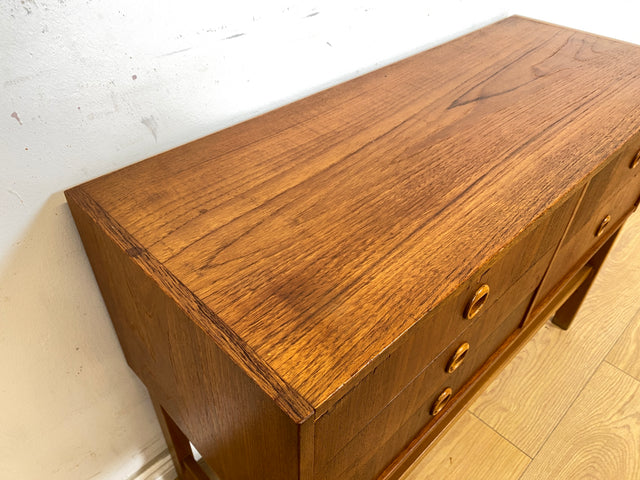 WMK Stilvolles skandinavisches Lowboard in Teakholz mit Schubladen & formschönen Holzgriffen # Kommode Sideboard Schubladenkommode Flurkommode TV-Lowboard Danish Design Mid-Century Vintage Teak 60er