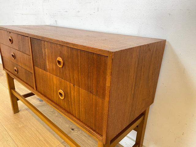 WMK Stilvolles skandinavisches Lowboard in Teakholz mit Schubladen & formschönen Holzgriffen # Kommode Sideboard Schubladenkommode Flurkommode TV-Lowboard Danish Design Mid-Century Vintage Teak 60er